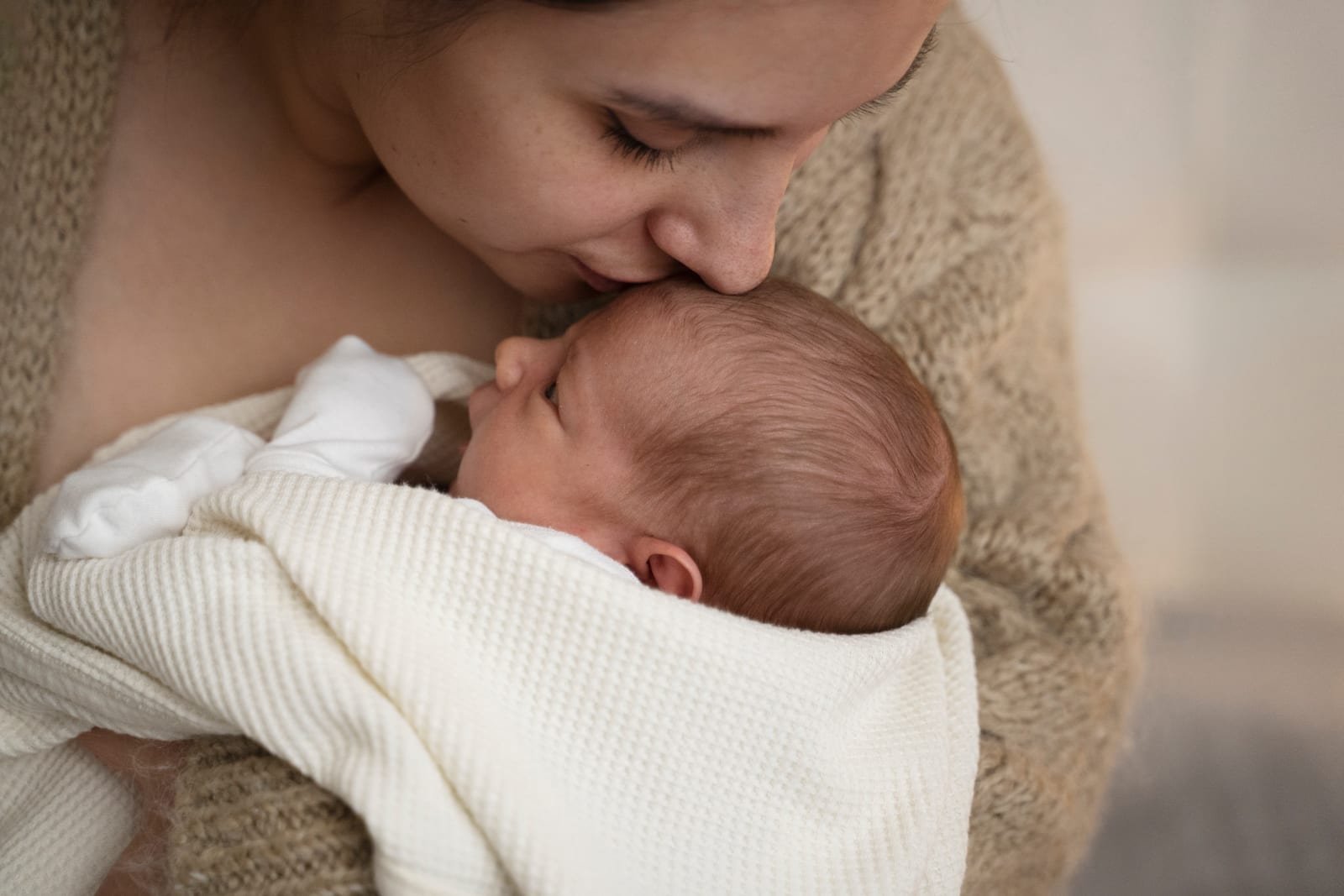 Acne Neonatal: Por Que Acontece e Como Cuidar da Pele do Bebê