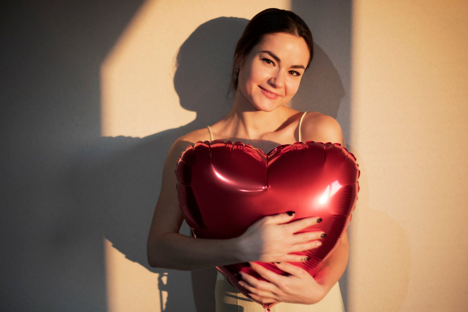Mulher celebrando o Dia dos Namorados com balão de coração