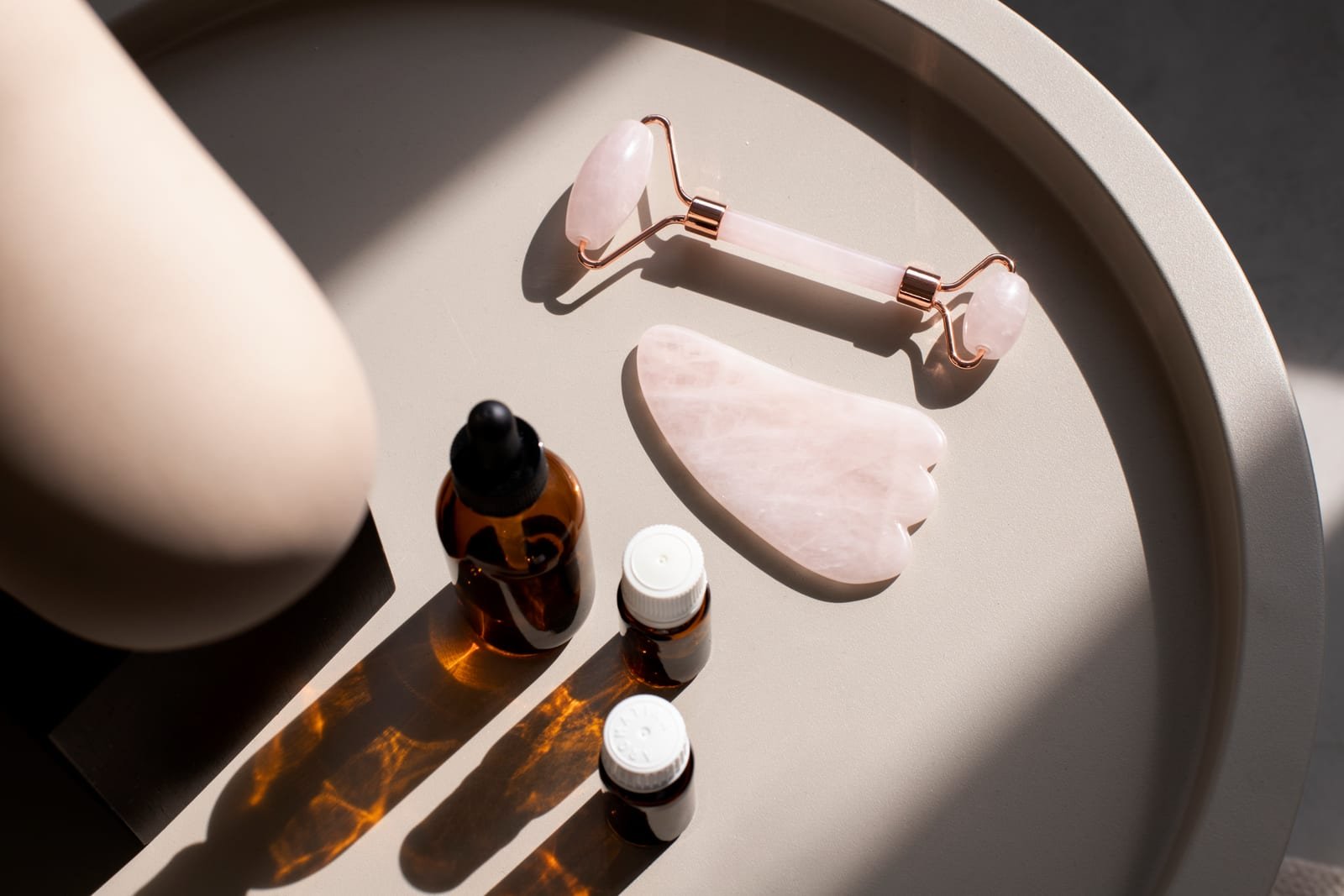 Frascos de sérum e creme anti-idade sobre a bancada