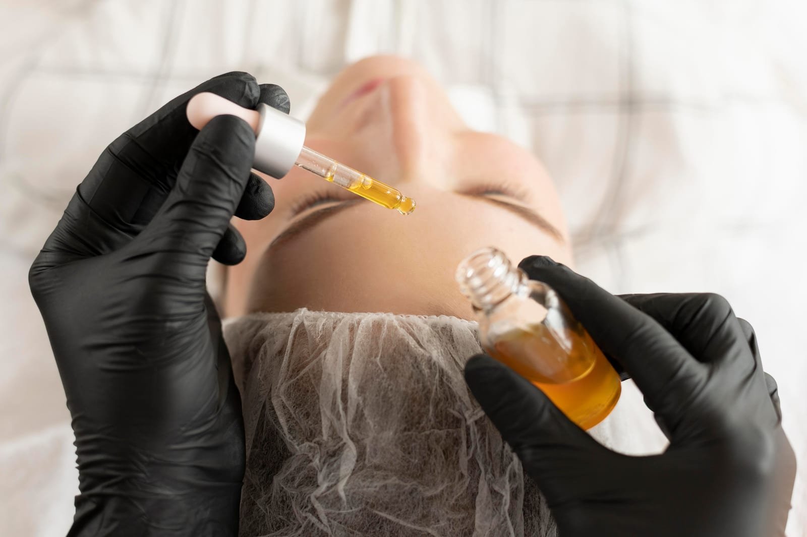 Aplicação de exossomos na pele em consultório dermatológico, cuidado regenerativo