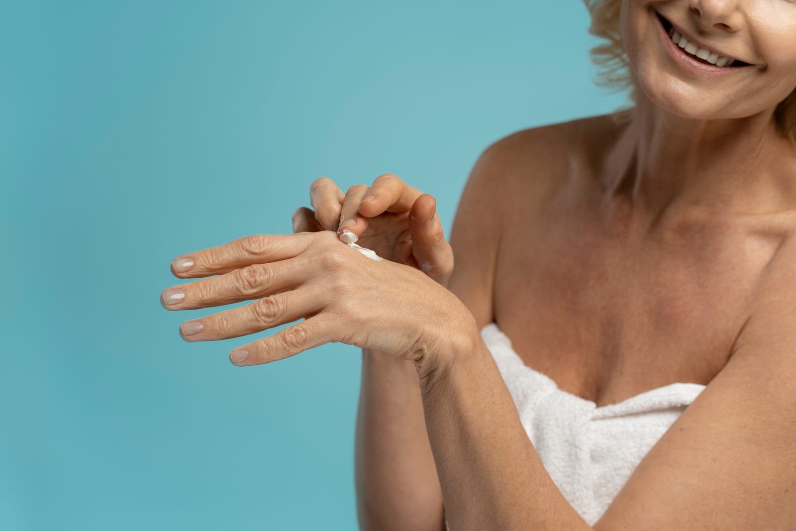 Mãos femininas bem cuidadas em consultório dermatológico, rejuvenescimento das mãos