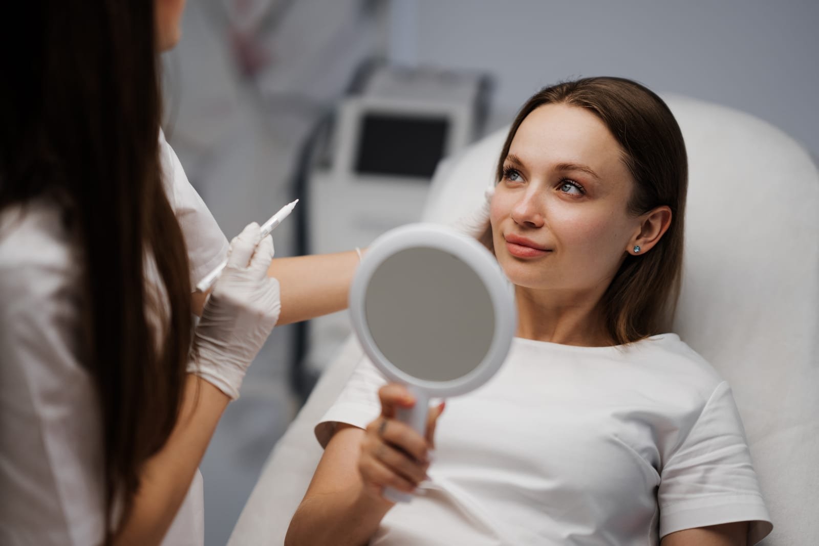 Dermatologista avaliando expressão facial de paciente jovem